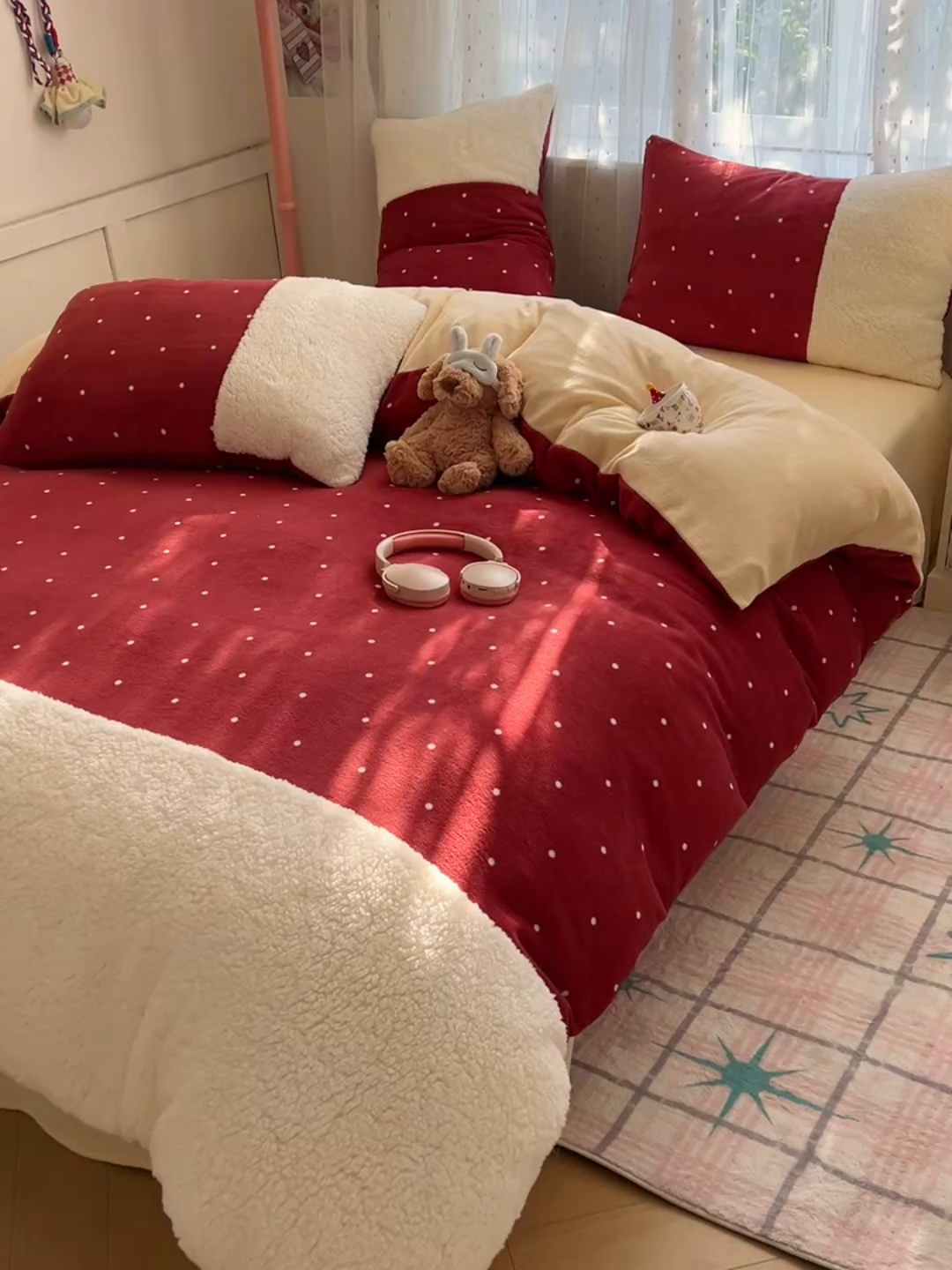 91家纺网 家纺一手货源 找家纺 顾里家纺 2025新款波点羊羔拼接牛奶绒四件套小波点 红波点