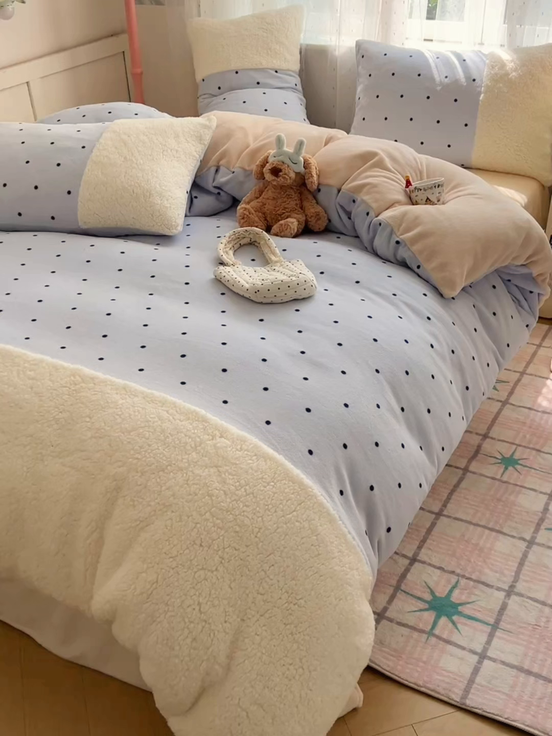 91家纺网 家纺一手货源 找家纺 顾里家纺 2025新款波点羊羔拼接牛奶绒四件套小波点 蓝波点