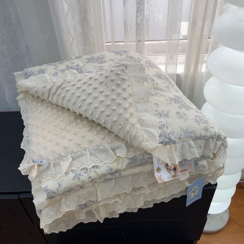 91家纺网 家纺一手货源 找家纺 暖居 2025新款纯棉豆豆被四件套5.7斤春秋被7.1斤冬被+同款砂洗棉花床盖三件套 赫本白
