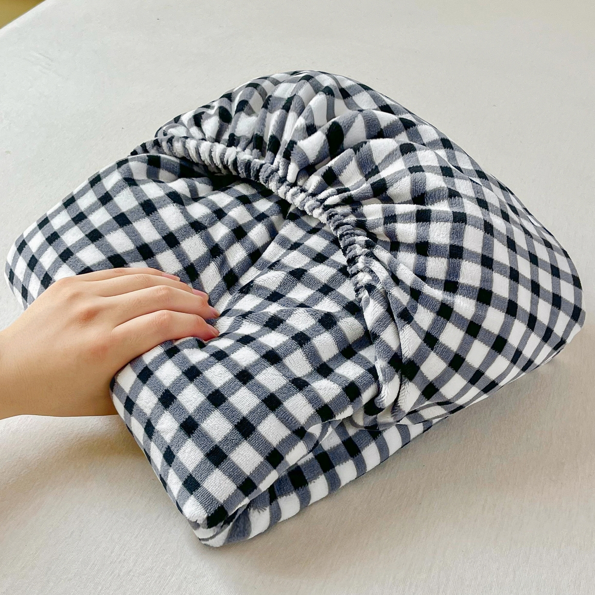 91家纺网 家纺一手货源 找家纺 恬澳家纺 2025新款200g高克重牛奶绒床笠单品床笠单件单床笠 暖阳-黑白格