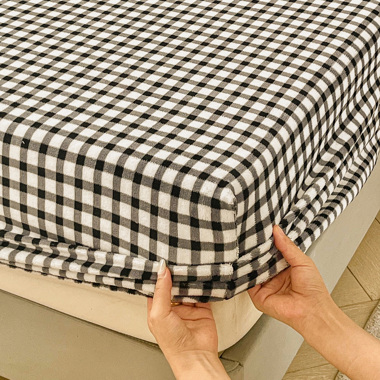 91家纺网 家纺一手货源 找家纺 恬澳家纺 2025新款200g高克重牛奶绒床笠单品床笠单件单床笠 暖阳-黑白格