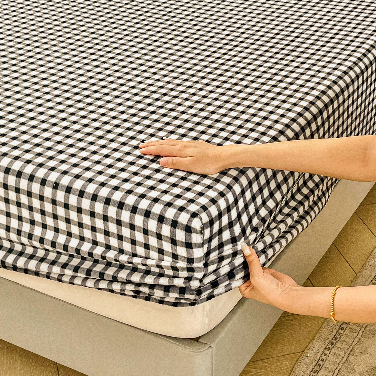 91家纺网 家纺一手货源 找家纺 恬澳家纺 2025新款200g高克重牛奶绒床笠单品床笠单件单床笠 暖阳-黑白格