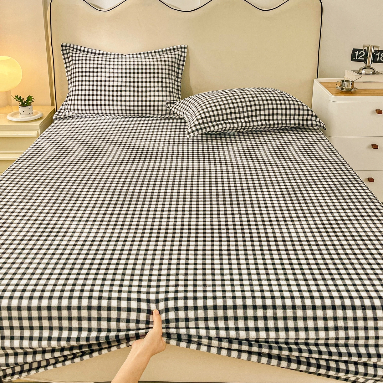 91家纺网 家纺一手货源 找家纺 恬澳家纺 2025新款200g高克重牛奶绒床笠单品床笠单件单床笠 暖阳-黑白格