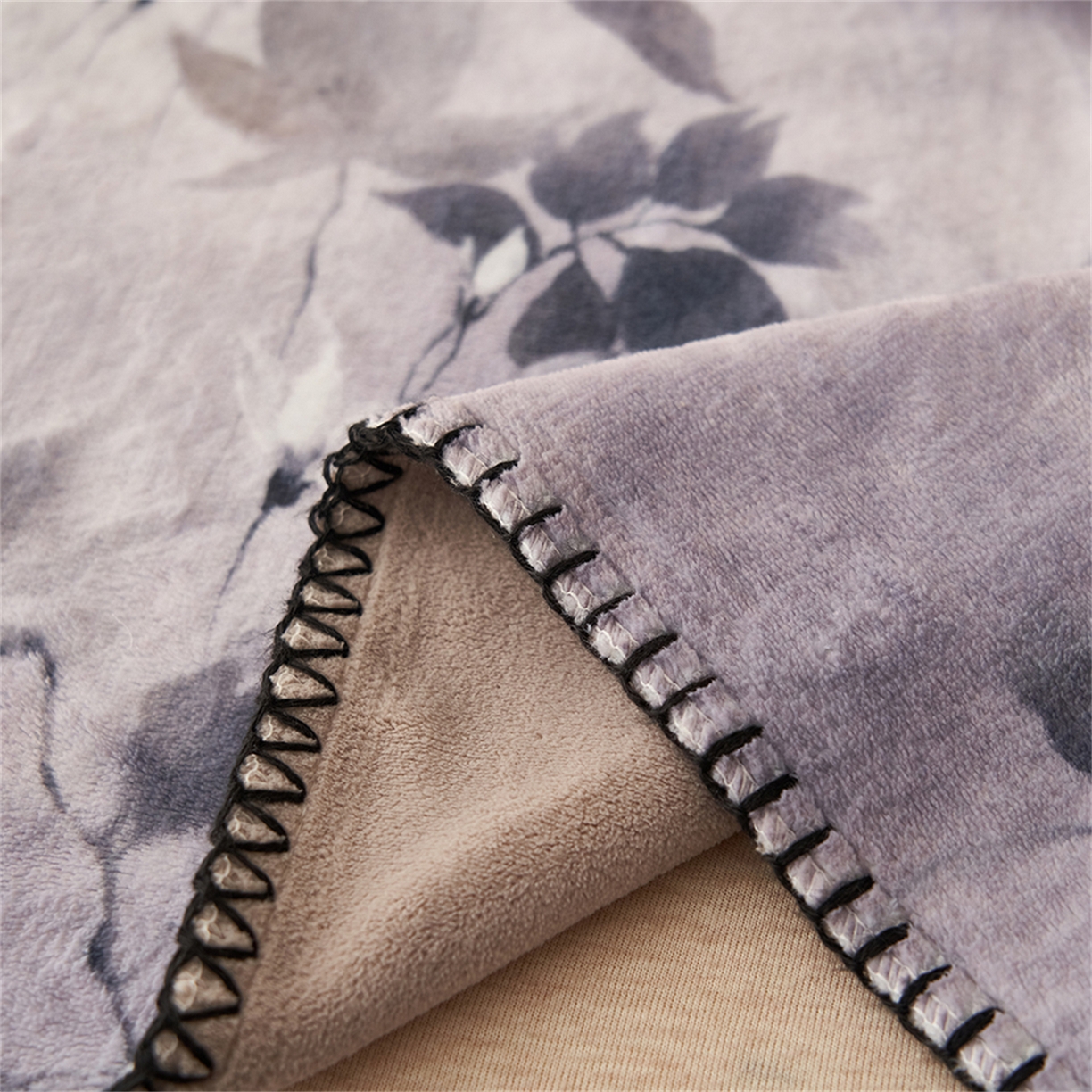 91家纺网 家纺一手货源 找家纺 寐绸家纺 2025新款棉麻风数码印花牛奶绒毛毯 棉麻风毛毯-墨蓝