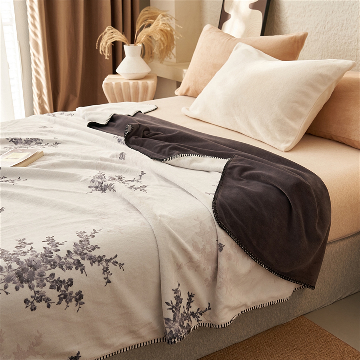 91家纺网 家纺一手货源 找家纺 寐绸家纺 2025新款棉麻风数码印花牛奶绒毛毯 棉麻风毛毯-束放