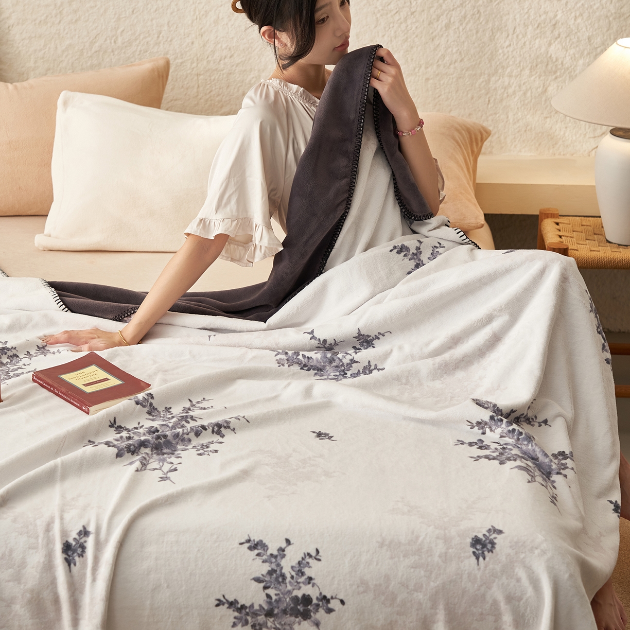 91家纺网 家纺一手货源 找家纺 寐绸家纺 2025新款棉麻风数码印花牛奶绒毛毯 棉麻风毛毯-束放