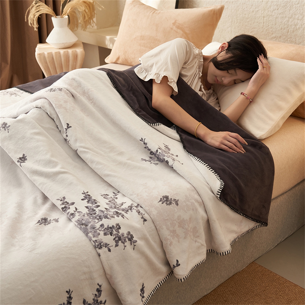 91家纺网 家纺一手货源 找家纺 寐绸家纺 2025新款棉麻风数码印花牛奶绒毛毯 棉麻风毛毯-束放