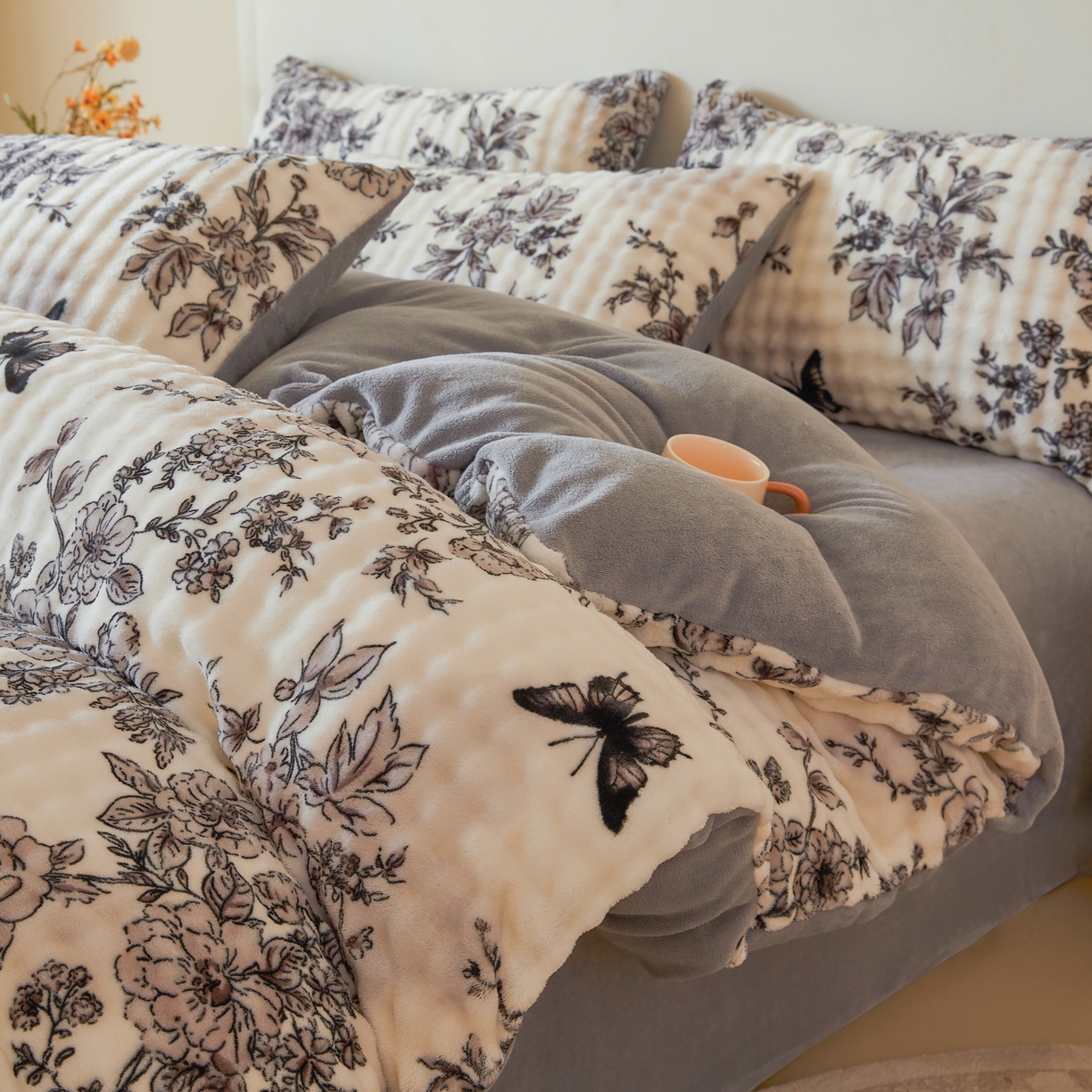 91家纺网 家纺一手货源 找家纺 巧格家纺 2025新款A类加厚泡泡牛奶绒印花工艺立体泡泡四件套（买家秀联系商家） 蝶追花