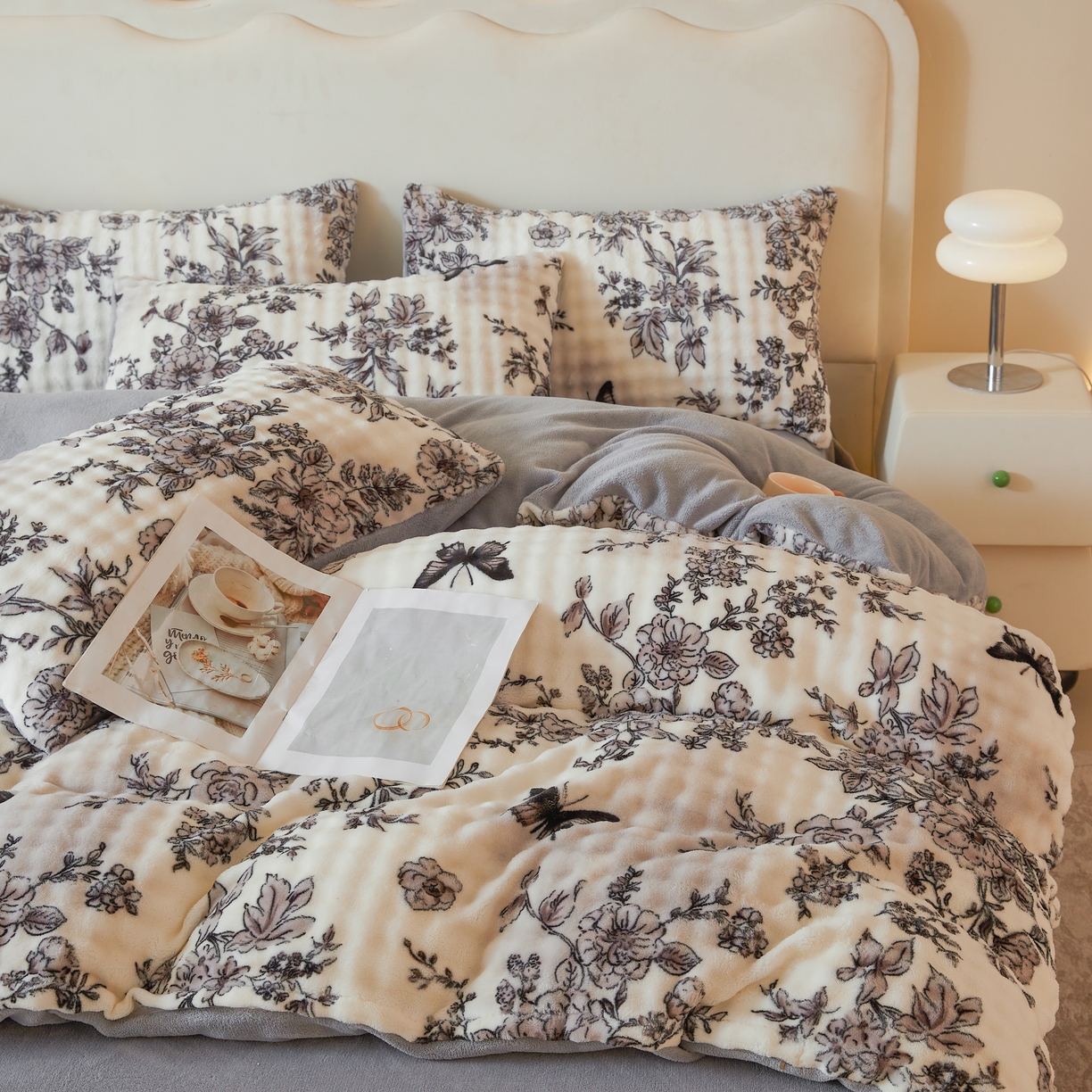 91家纺网 家纺一手货源 找家纺 巧格家纺 2025新款A类加厚泡泡牛奶绒印花工艺立体泡泡四件套（买家秀联系商家） 蝶追花