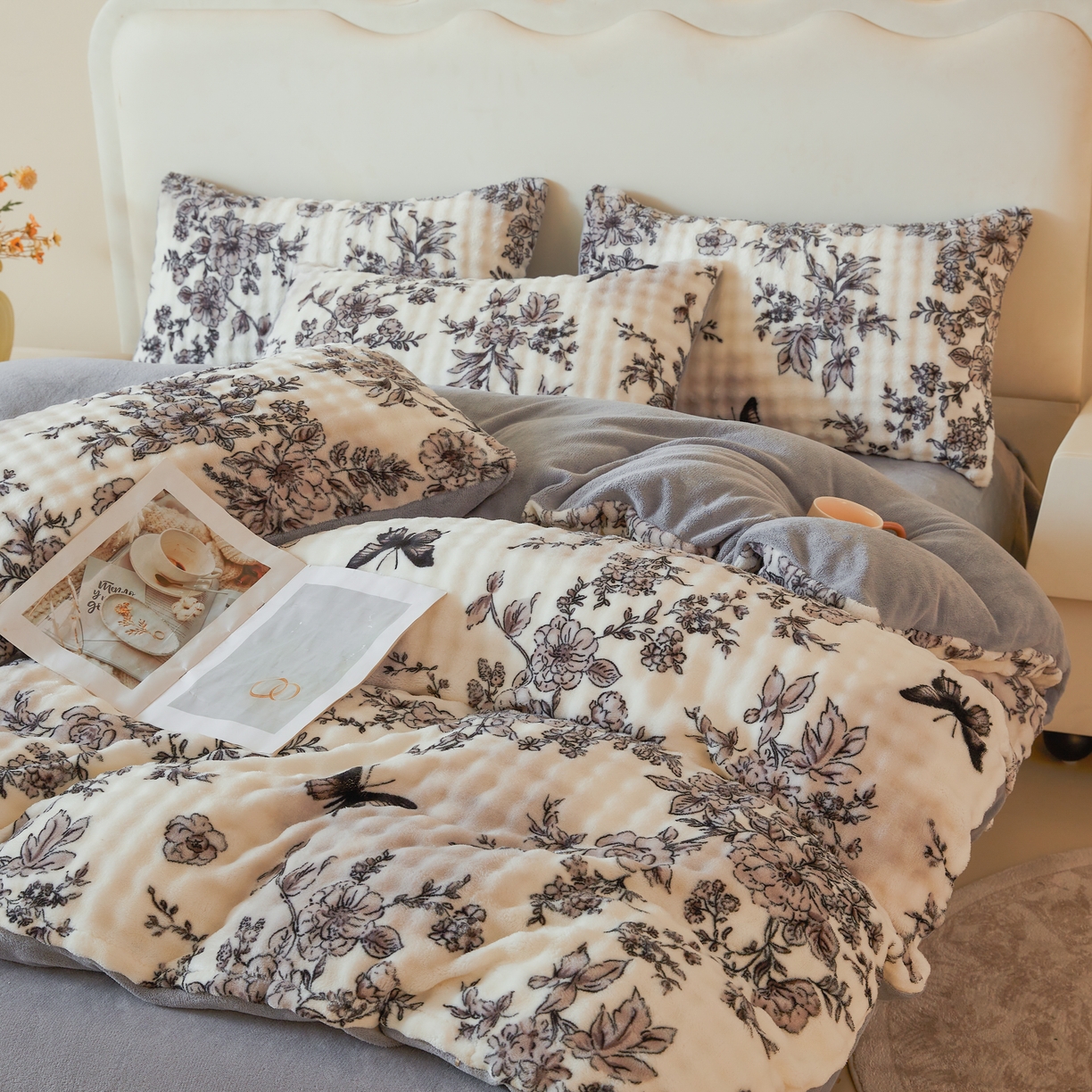 91家纺网 家纺一手货源 找家纺 巧格家纺 2025新款A类加厚泡泡牛奶绒印花工艺立体泡泡四件套（买家秀联系商家） 蝶追花