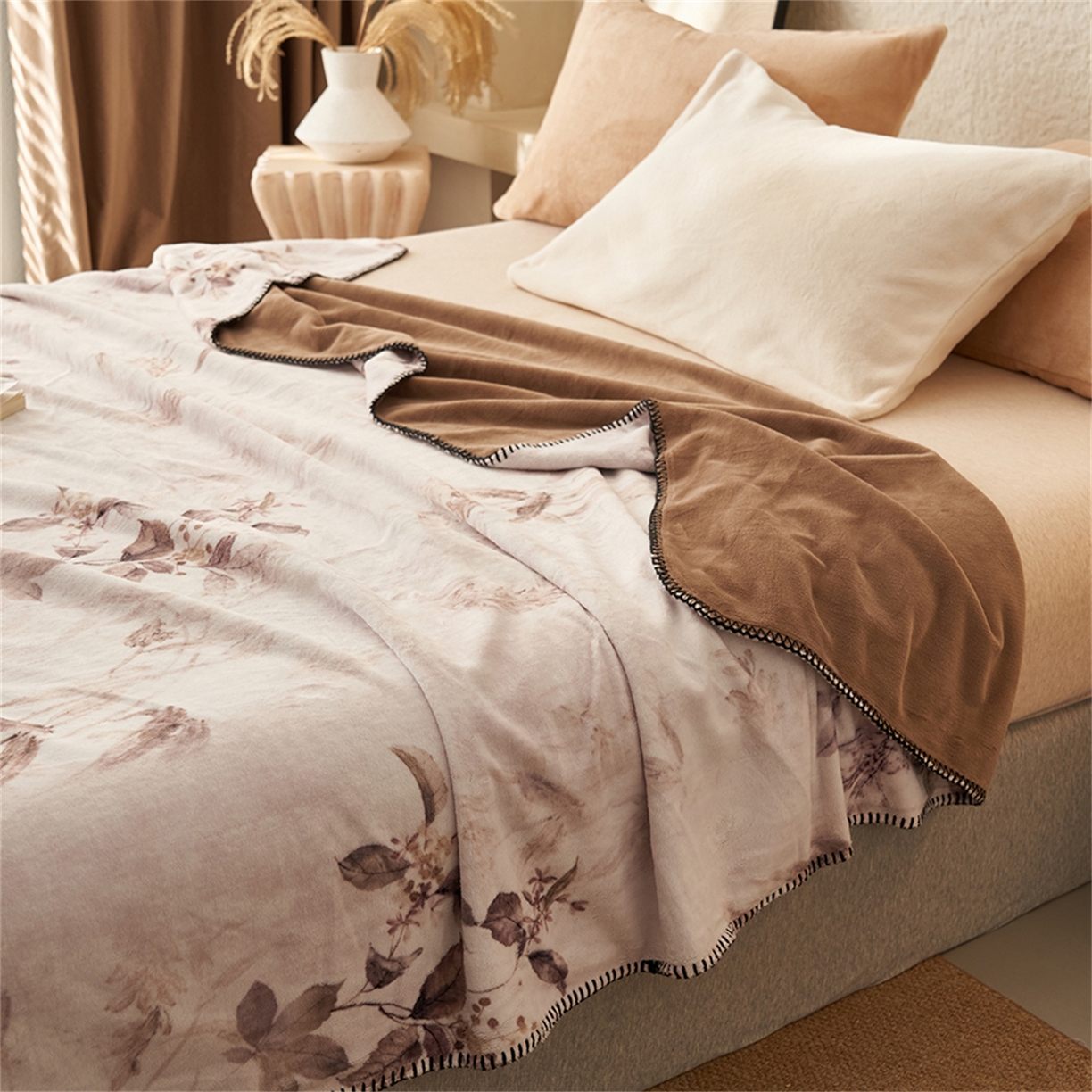 91家纺网 家纺一手货源 找家纺 寐绸家纺 2025新款棉麻风数码印花牛奶绒毛毯 棉麻风毛毯-相伴