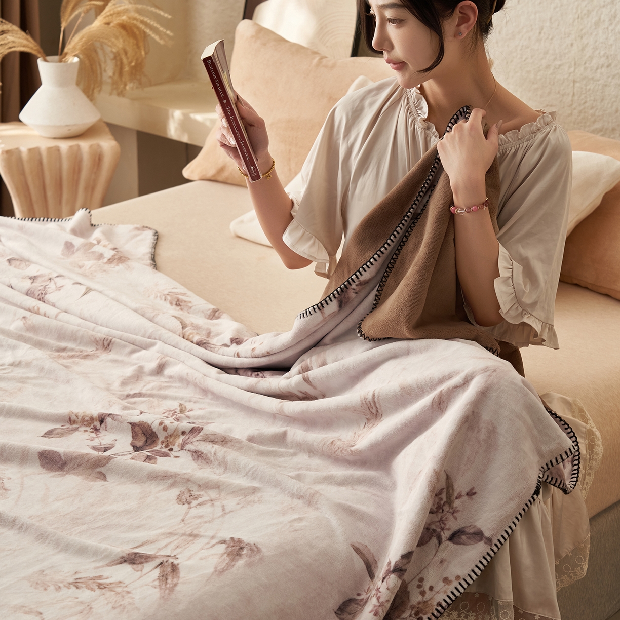 91家纺网 家纺一手货源 找家纺 寐绸家纺 2025新款棉麻风数码印花牛奶绒毛毯 棉麻风毛毯-相伴