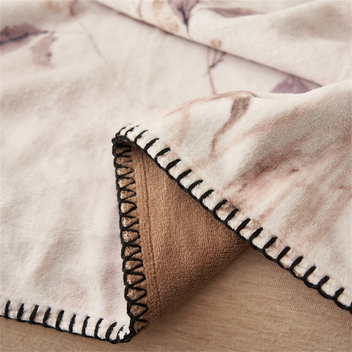 91家纺网 家纺一手货源 找家纺 寐绸家纺 2025新款棉麻风数码印花牛奶绒毛毯 棉麻风毛毯-相伴