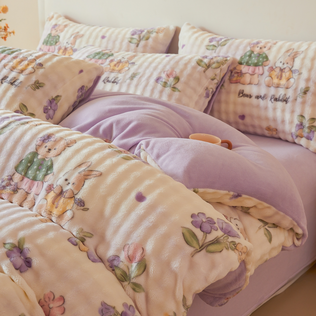 91家纺网 家纺一手货源 找家纺 巧格家纺 2025新款A类加厚泡泡牛奶绒印花工艺立体泡泡四件套（买家秀联系商家） 兔子和熊