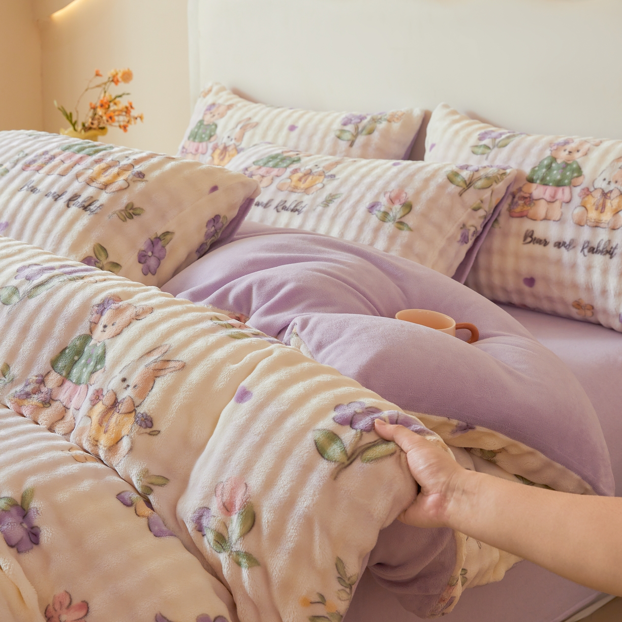 91家纺网 家纺一手货源 找家纺 巧格家纺 2025新款A类加厚泡泡牛奶绒印花工艺立体泡泡四件套（买家秀联系商家） 兔子和熊