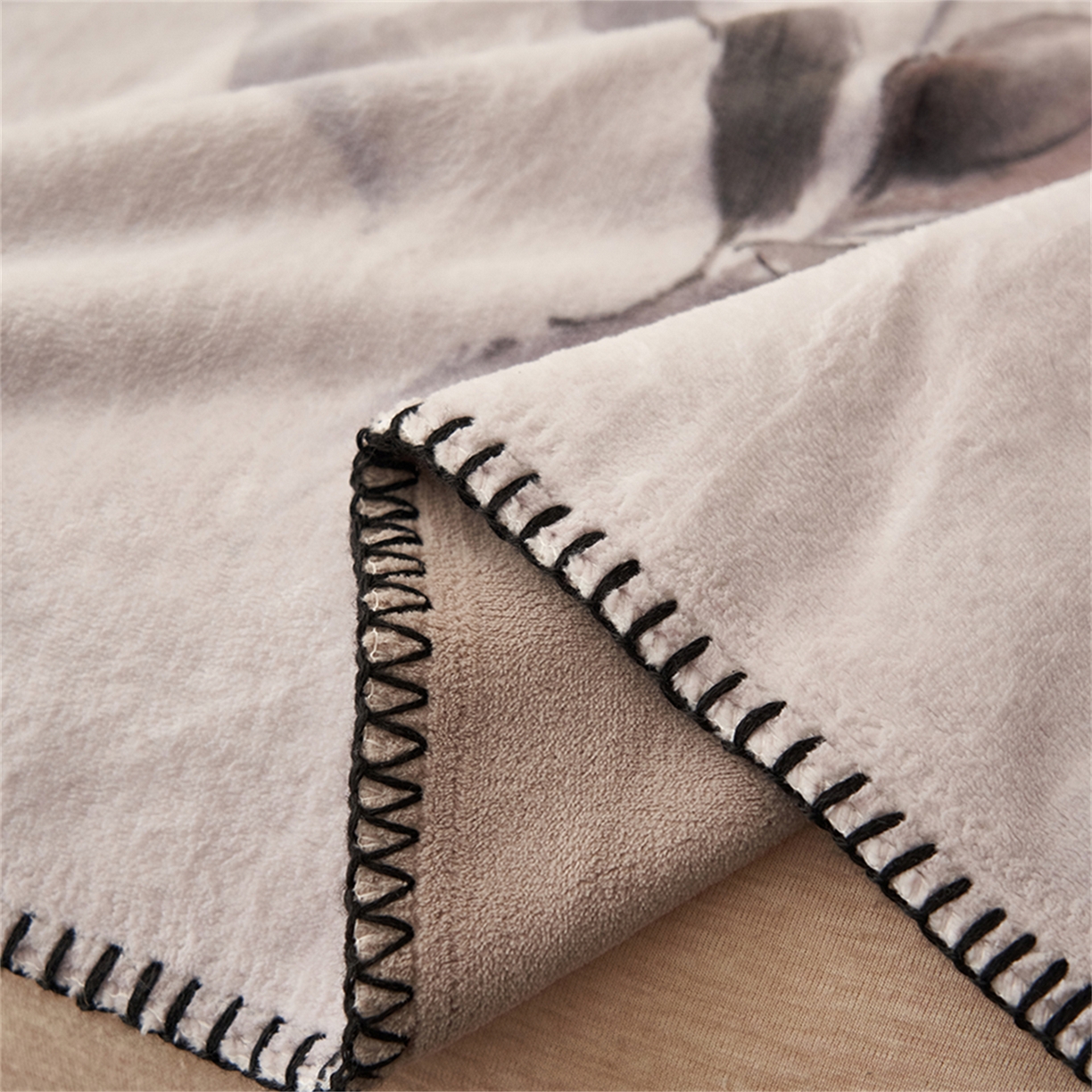 91家纺网 家纺一手货源 找家纺 寐绸家纺 2025新款棉麻风数码印花牛奶绒毛毯 棉麻风毛毯-雅梦