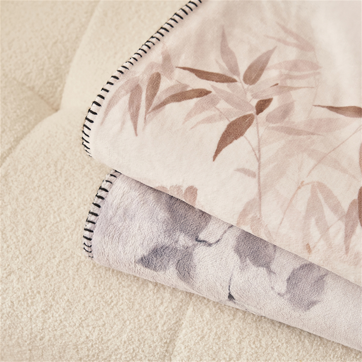 91家纺网 家纺一手货源 找家纺 寐绸家纺 2025新款棉麻风数码印花牛奶绒毛毯 组合图