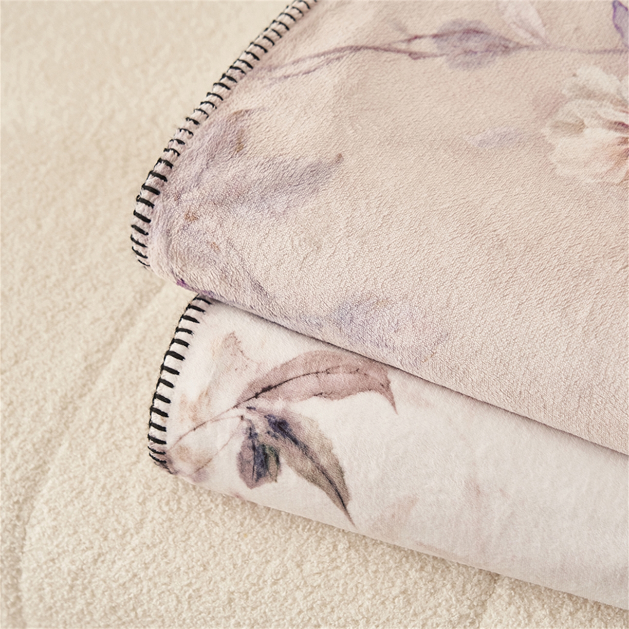 91家纺网 家纺一手货源 找家纺 寐绸家纺 2025新款棉麻风数码印花牛奶绒毛毯 组合图