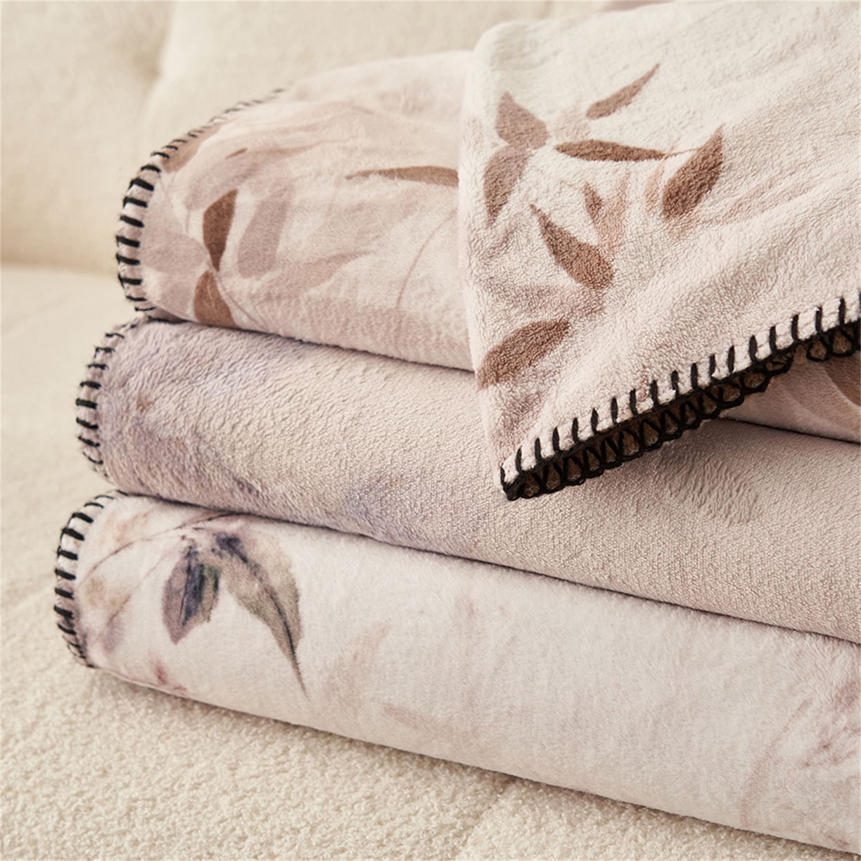 91家纺网 家纺一手货源 找家纺 寐绸家纺 2025新款棉麻风数码印花牛奶绒毛毯 组合图