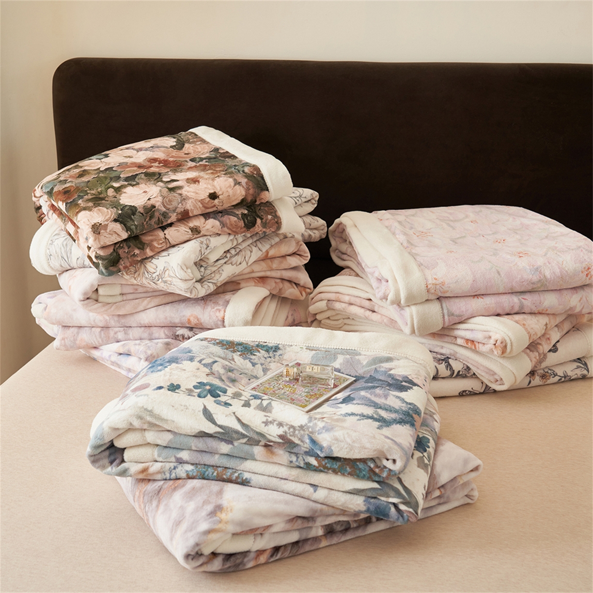 91家纺网 家纺一手货源 找家纺 寐绸家纺 2025新款牛奶绒数码印花毛毯 组合图仅供展示