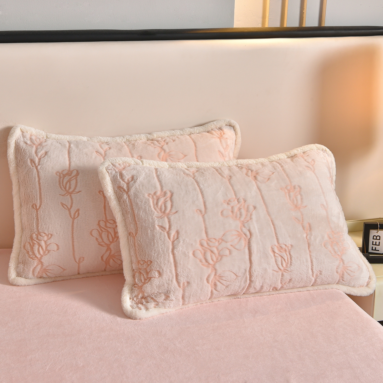 91家纺网 家纺一手货源 找家纺 吾秀家居 2025新款高克重深雕兔毛绒四件套-初雪系列 粉色玫瑰