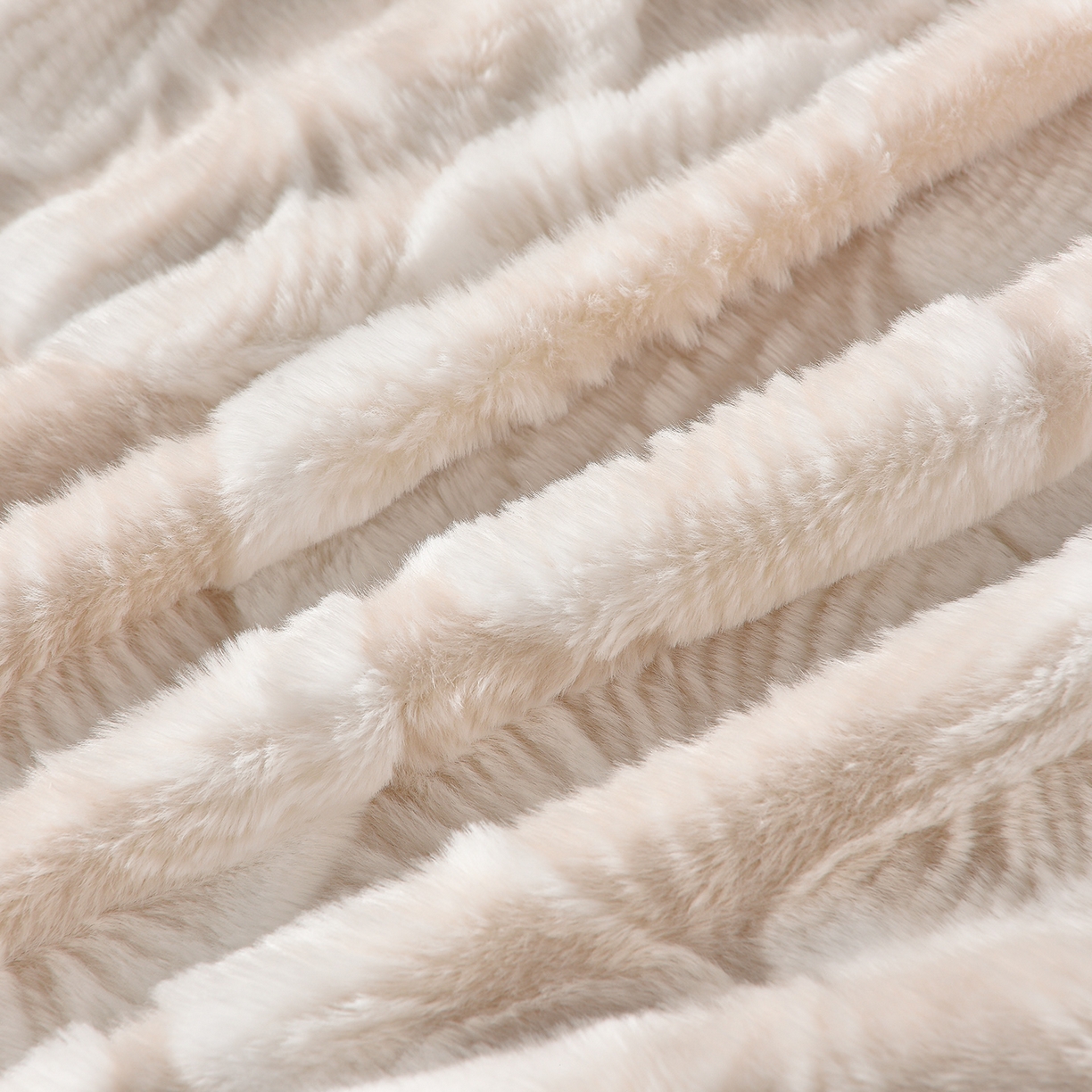 91家纺网 家纺一手货源 找家纺 吾秀家居 2025新款高克重深雕兔毛绒四件套-初雪系列 杏叶棕