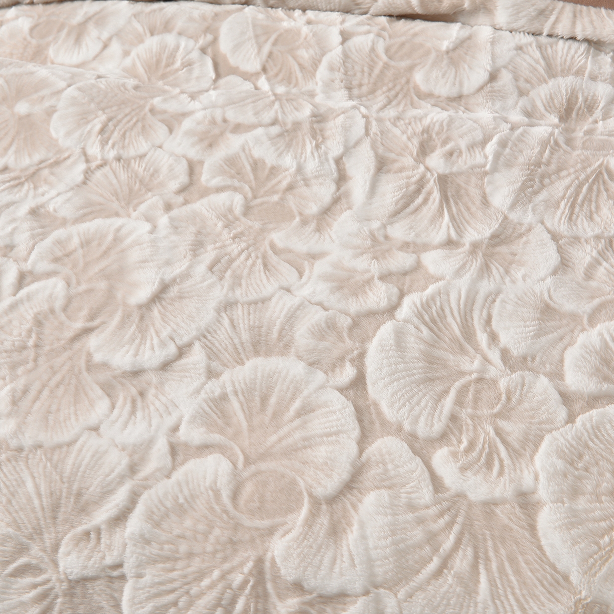 91家纺网 家纺一手货源 找家纺 吾秀家居 2025新款高克重深雕兔毛绒四件套-初雪系列 杏叶棕