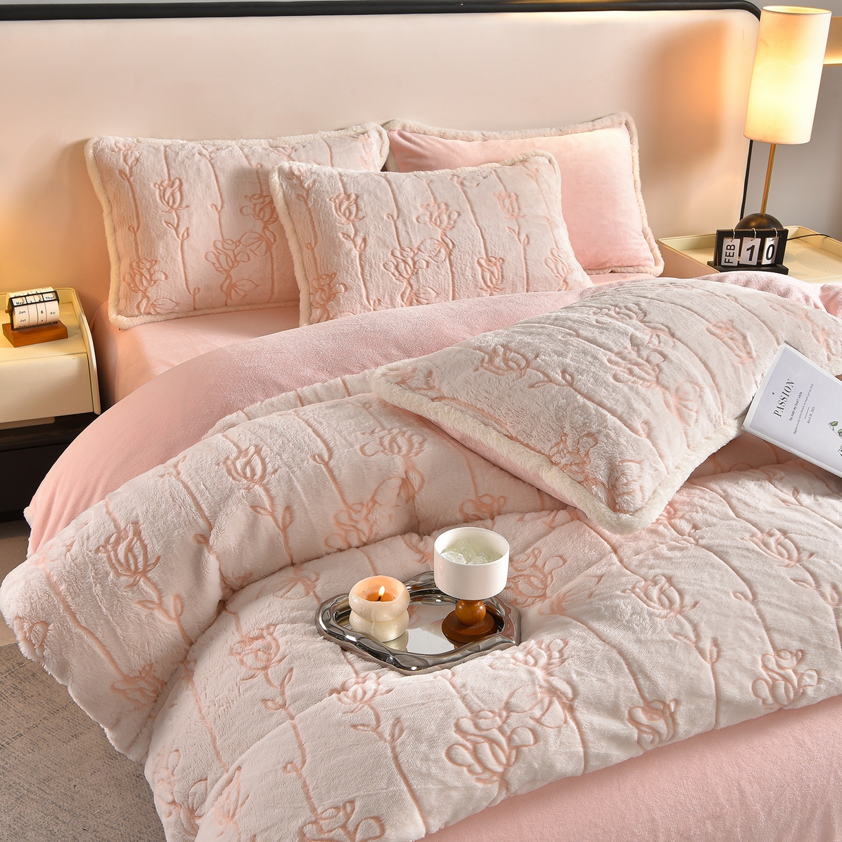 91家纺网 家纺一手货源 找家纺 吾秀家居 2025新款高克重深雕兔毛绒四件套-初雪系列 粉色玫瑰