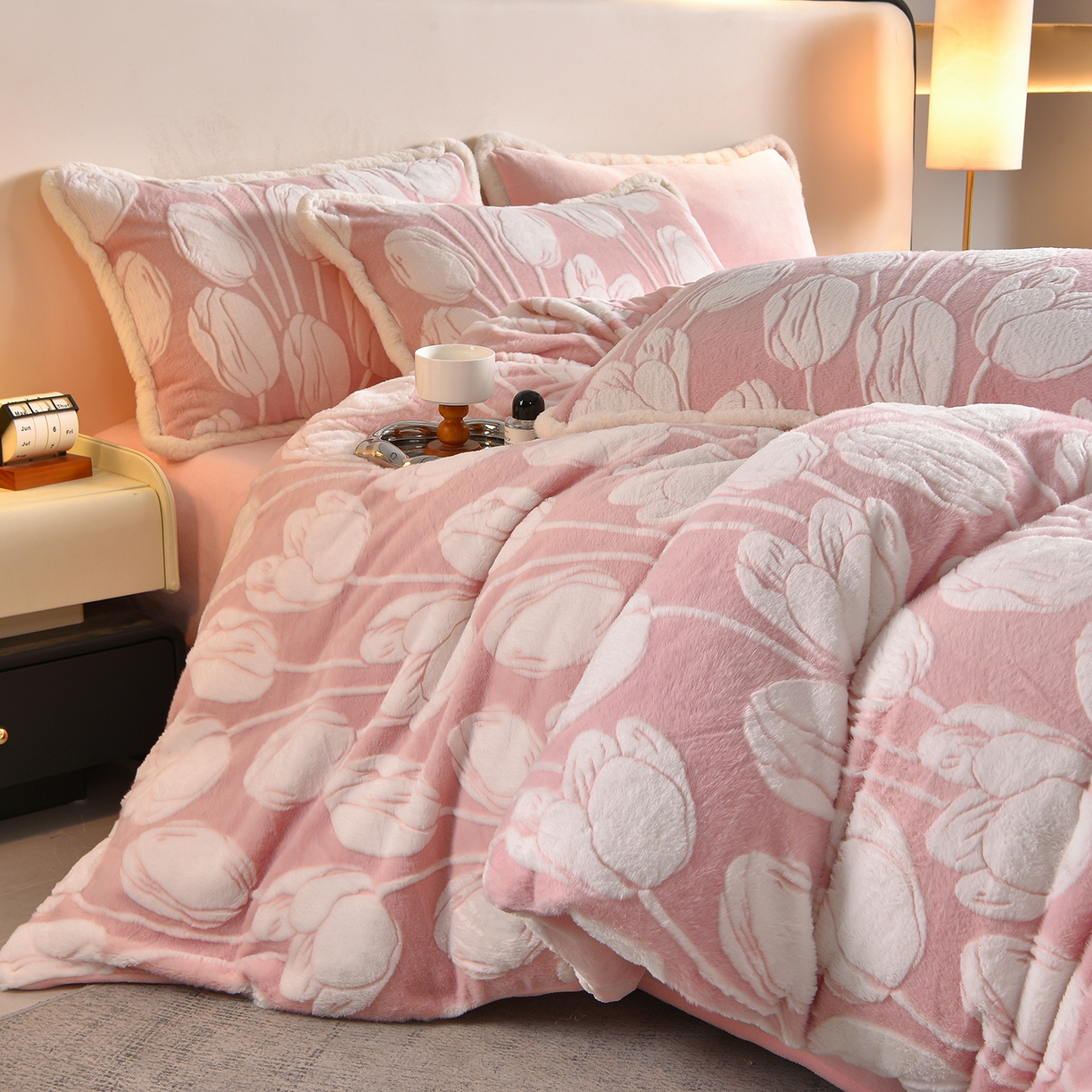 91家纺网 家纺一手货源 找家纺 吾秀家居 2025新款高克重深雕兔毛绒四件套-初雪系列 郁金香