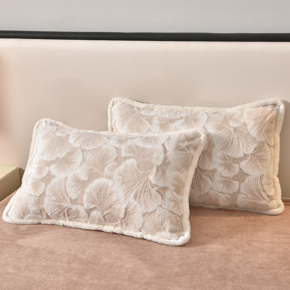 91家纺网 家纺一手货源 找家纺 吾秀家居 2025新款高克重深雕兔毛绒四件套-初雪系列 杏叶棕