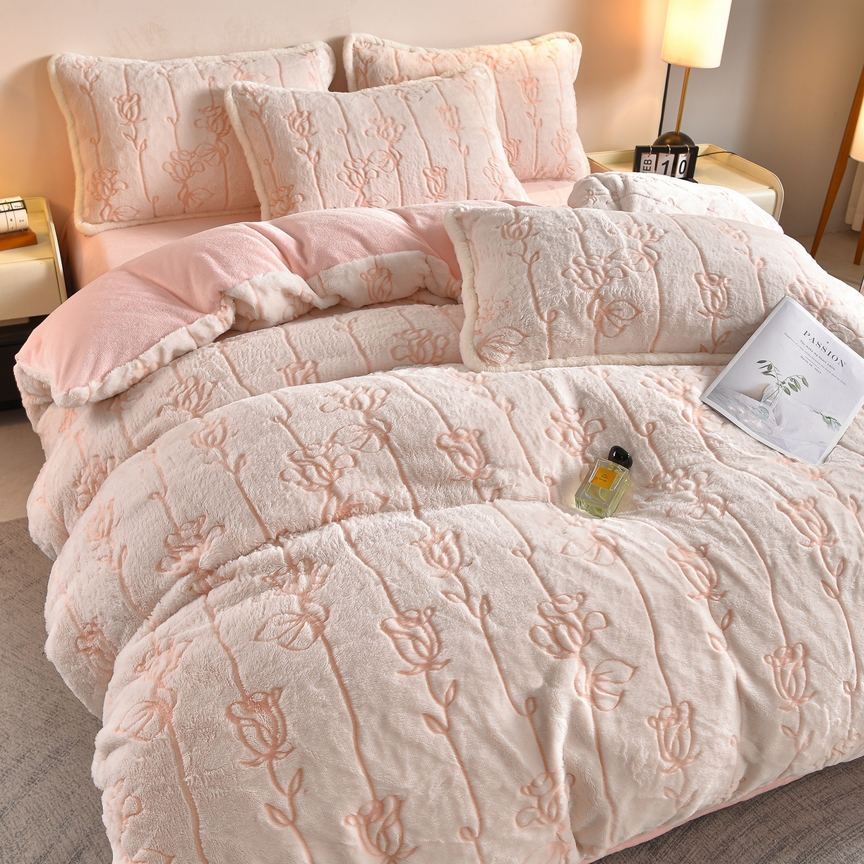 91家纺网 家纺一手货源 找家纺 吾秀家居 2025新款高克重深雕兔毛绒四件套-初雪系列 粉色玫瑰