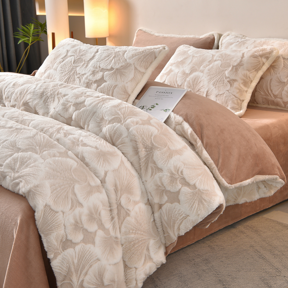 91家纺网 家纺一手货源 找家纺 吾秀家居 2025新款高克重深雕兔毛绒四件套-初雪系列 杏叶棕