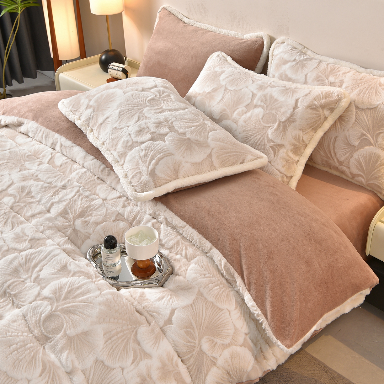 91家纺网 家纺一手货源 找家纺 吾秀家居 2025新款高克重深雕兔毛绒四件套-初雪系列 杏叶棕