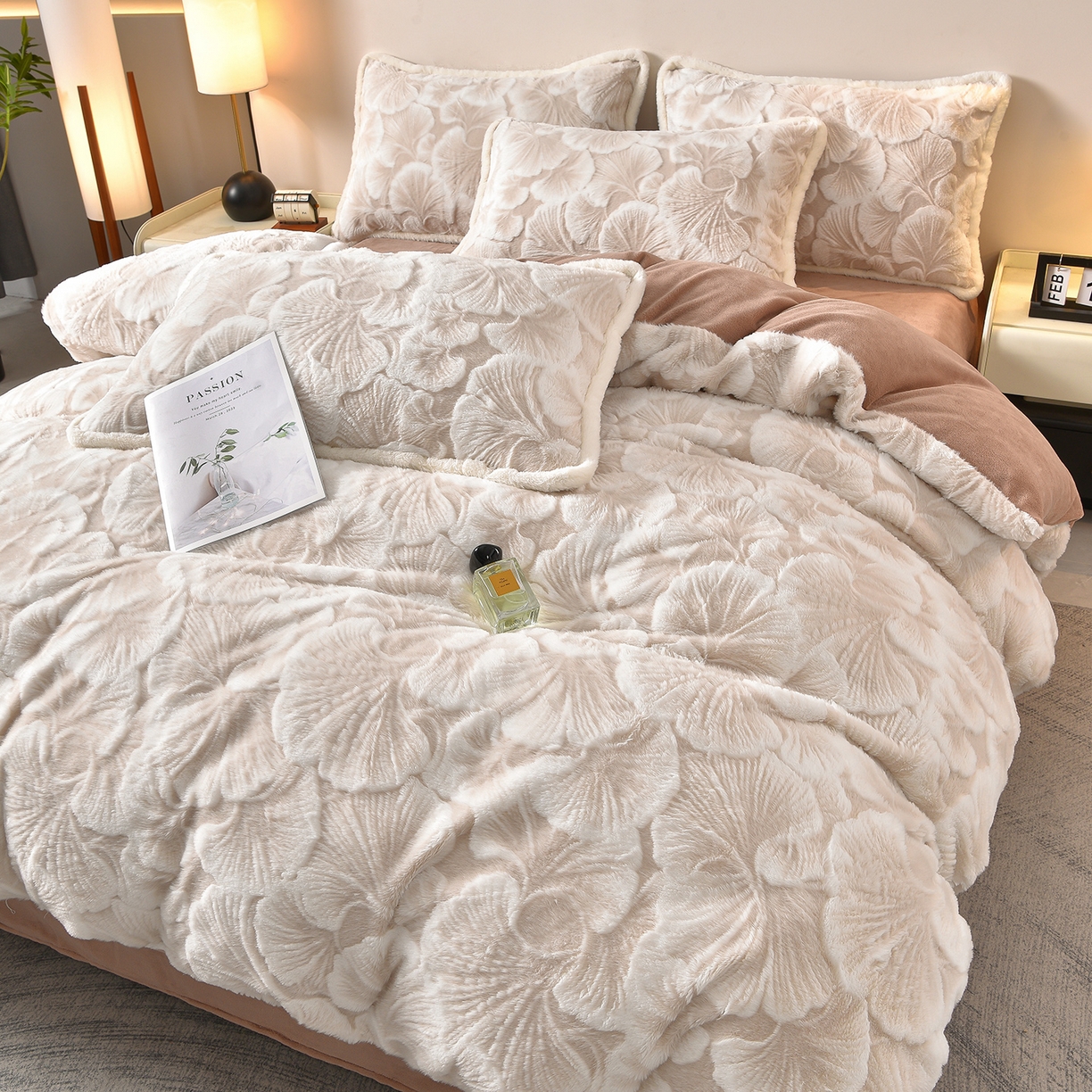 91家纺网 家纺一手货源 找家纺 吾秀家居 2025新款高克重深雕兔毛绒四件套-初雪系列 杏叶棕