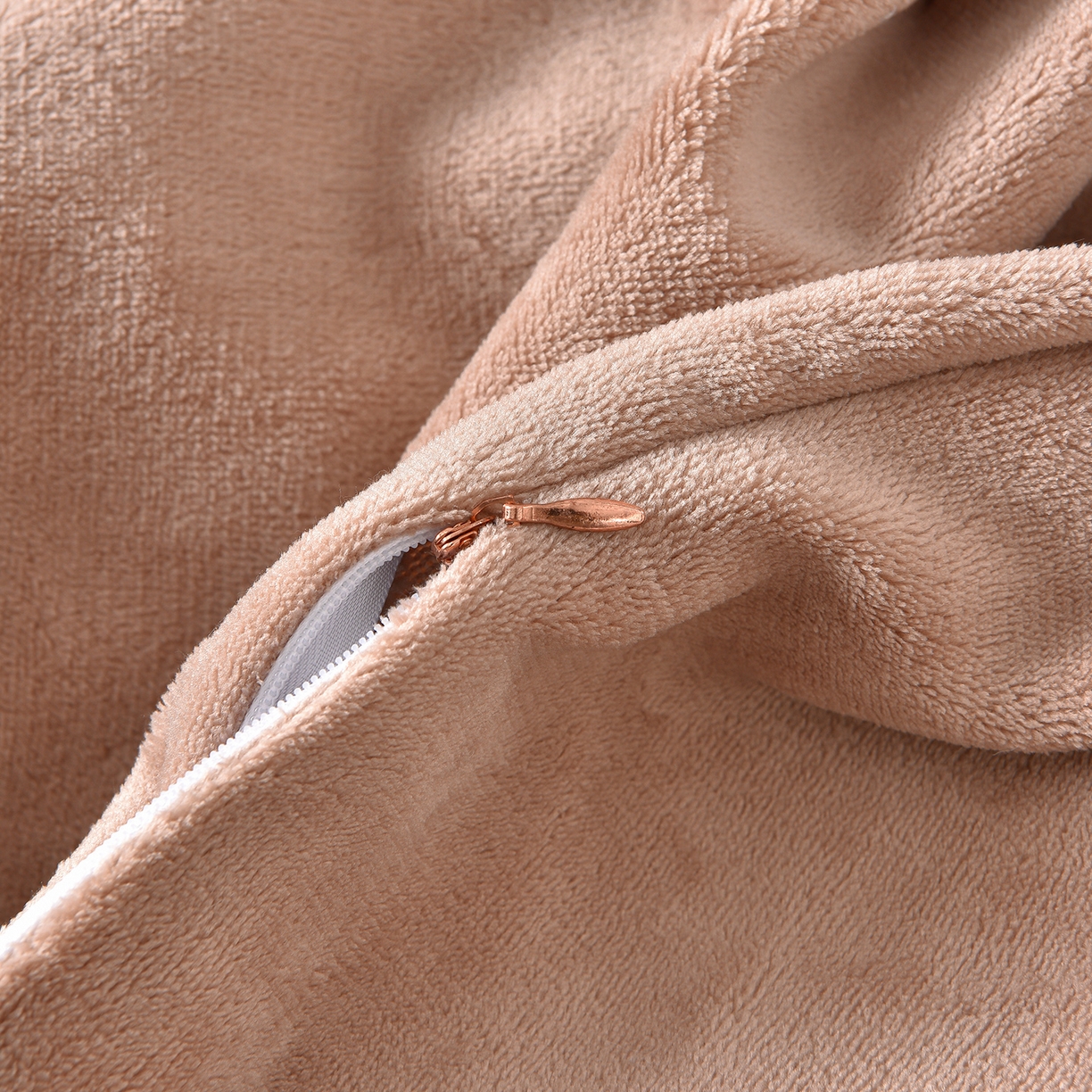 91家纺网 家纺一手货源 找家纺 吾秀家居 2025新款高克重深雕兔毛绒四件套-初雪系列 杏叶棕