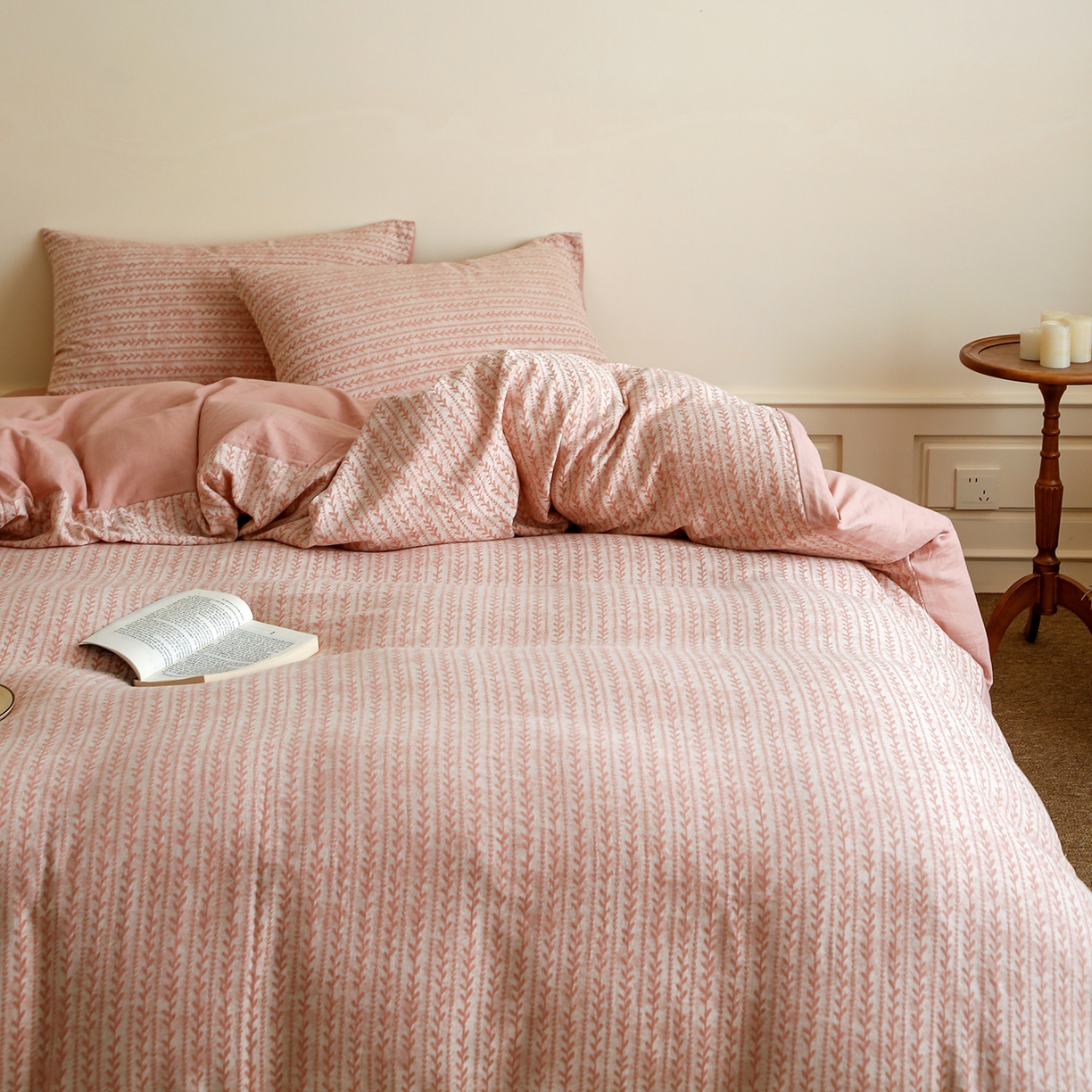 91家纺网 家纺一手货源 找家纺 沐白家居 2025新款色织全棉提花四件套 安迪-奶油粉