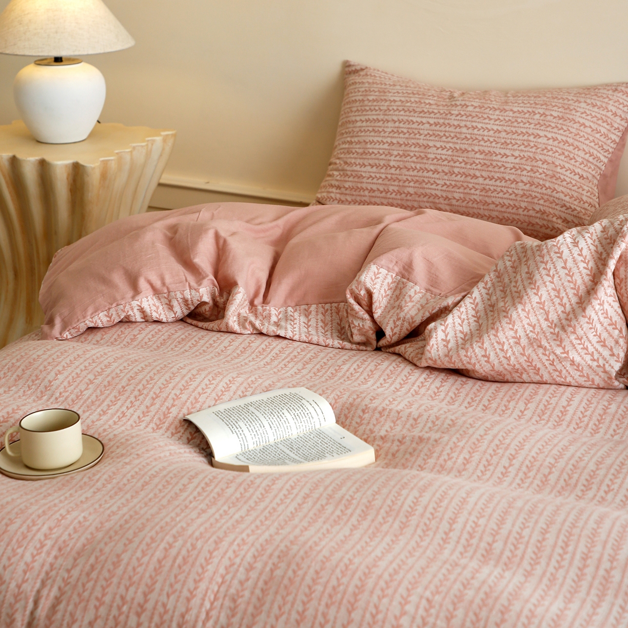 91家纺网 家纺一手货源 找家纺 沐白家居 2025新款色织全棉提花四件套 安迪-奶油粉