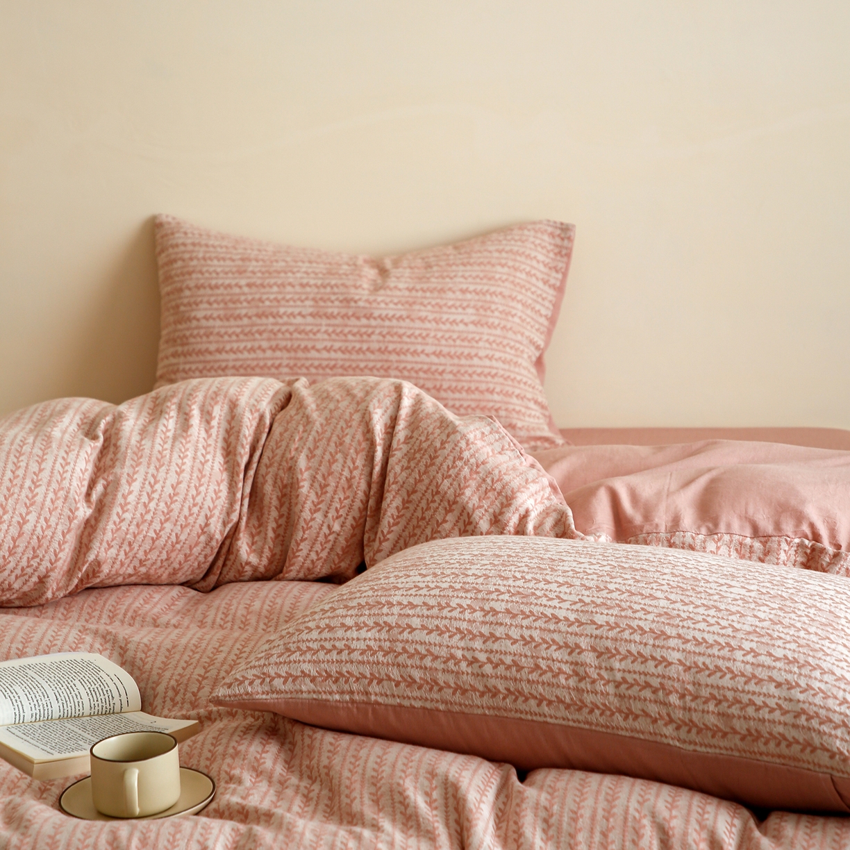 91家纺网 家纺一手货源 找家纺 沐白家居 2025新款色织全棉提花四件套 安迪-奶油粉