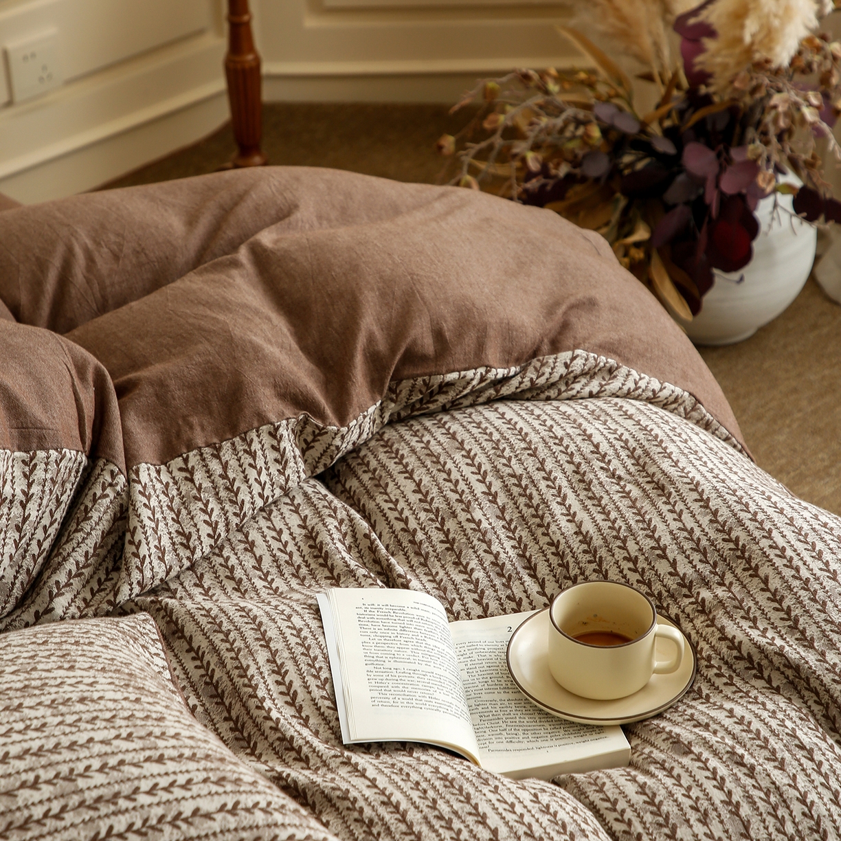 91家纺网 家纺一手货源 找家纺 沐白家居 2025新款色织全棉提花四件套 安迪-深咖