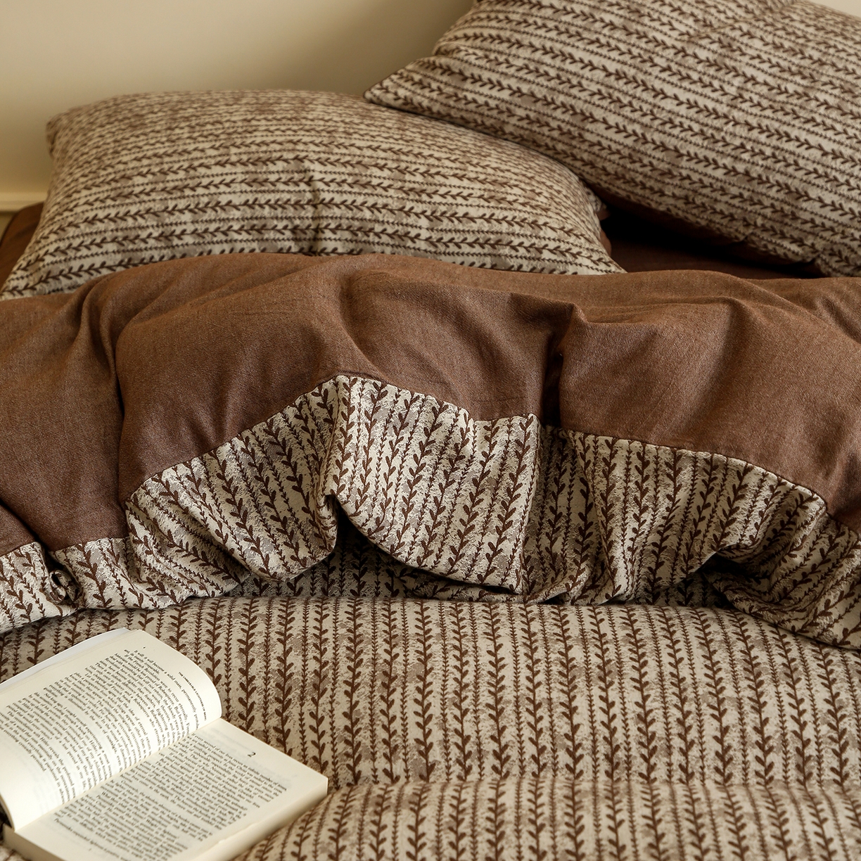 91家纺网 家纺一手货源 找家纺 沐白家居 2025新款色织全棉提花四件套 安迪-深咖