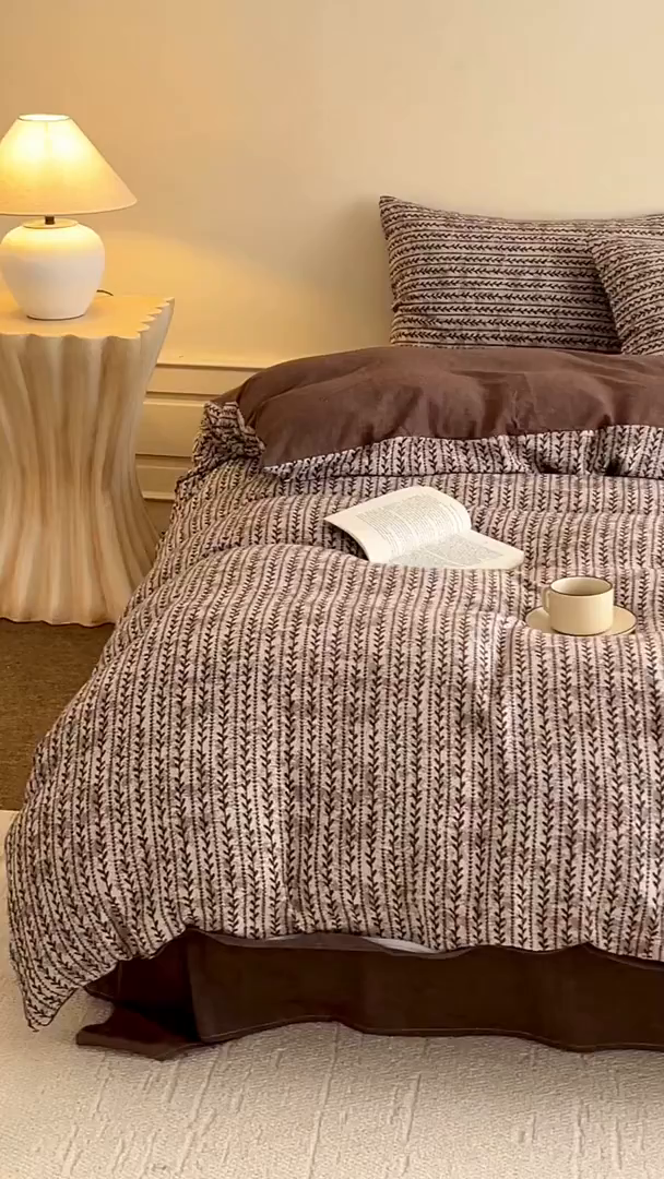 91家纺网 家纺一手货源 找家纺 沐白家居 2025新款色织全棉提花四件套 安迪-深咖