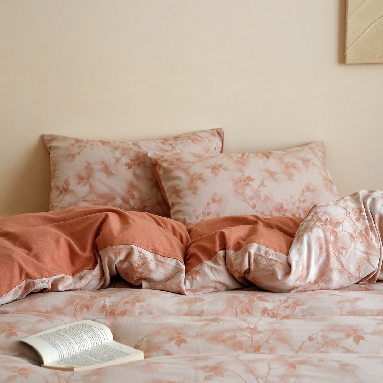 91家纺网 家纺一手货源 找家纺 沐白家居 2025新款色织全棉提花四件套 流金岁月-西柚红