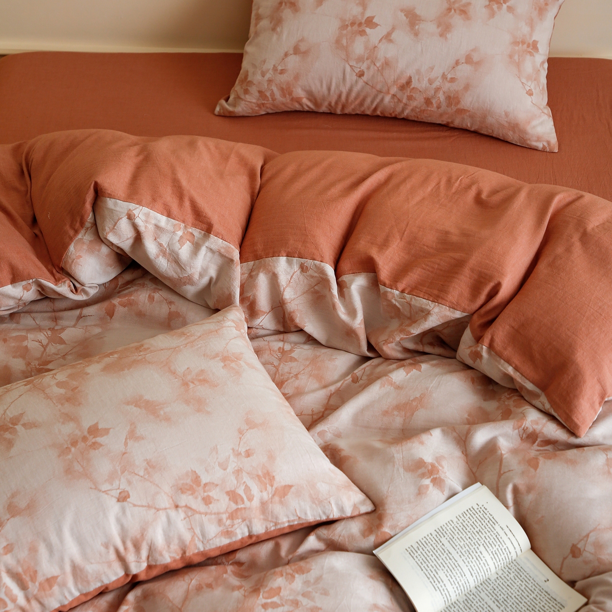 91家纺网 家纺一手货源 找家纺 沐白家居 2025新款色织全棉提花四件套 流金岁月-西柚红