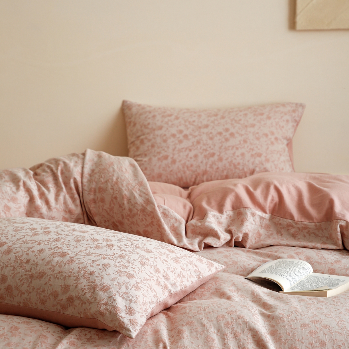 91家纺网 家纺一手货源 找家纺 沐白家居 2025新款色织全棉提花四件套 苏黎玫瑰-粉