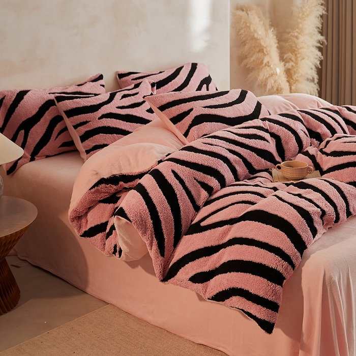 91家纺网 家纺一手货源 找家纺 吾秀家居 2025新款牛奶绒提花绵羊绒四件套-羊绒系列 斑马粉