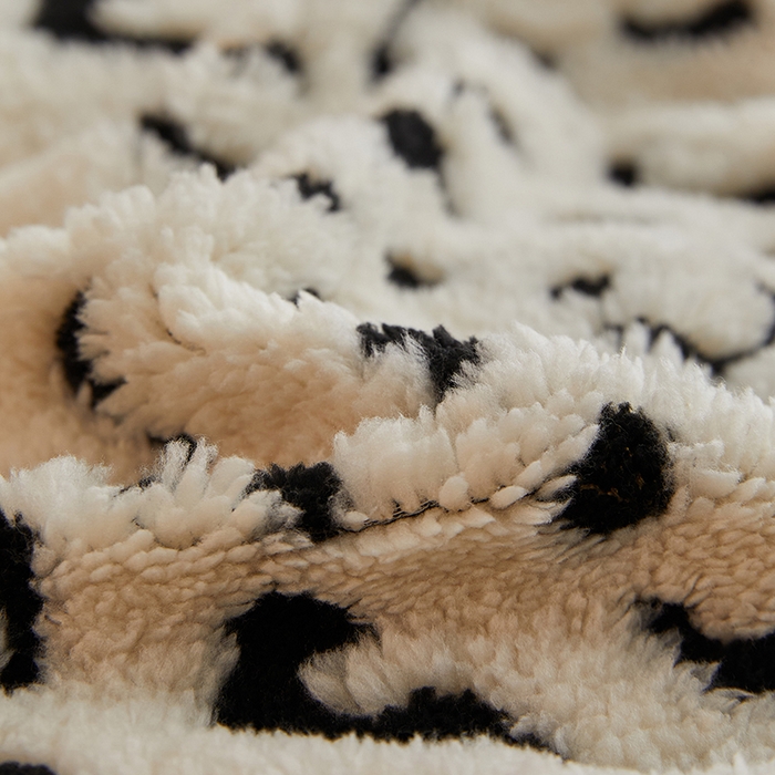 91家纺网 家纺一手货源 找家纺 吾秀家居 2025新款牛奶绒提花绵羊绒四件套-羊绒系列 豹纹白