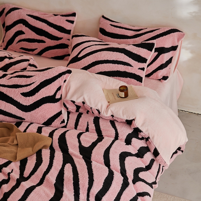 91家纺网 家纺一手货源 找家纺 吾秀家居 2025新款牛奶绒提花绵羊绒四件套-羊绒系列 斑马粉