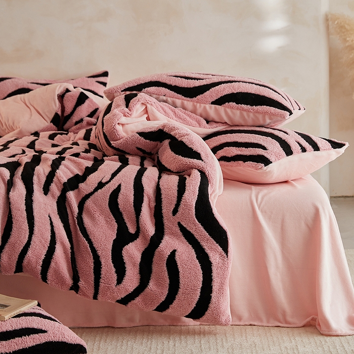 91家纺网 家纺一手货源 找家纺 吾秀家居 2025新款牛奶绒提花绵羊绒四件套-羊绒系列 斑马粉