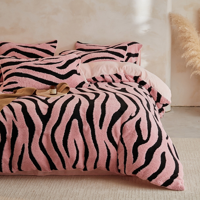 91家纺网 家纺一手货源 找家纺 吾秀家居 2025新款牛奶绒提花绵羊绒四件套-羊绒系列 斑马粉