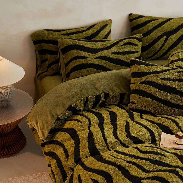91家纺网 家纺一手货源 找家纺 吾秀家居 2025新款牛奶绒提花绵羊绒四件套-羊绒系列 斑马绿